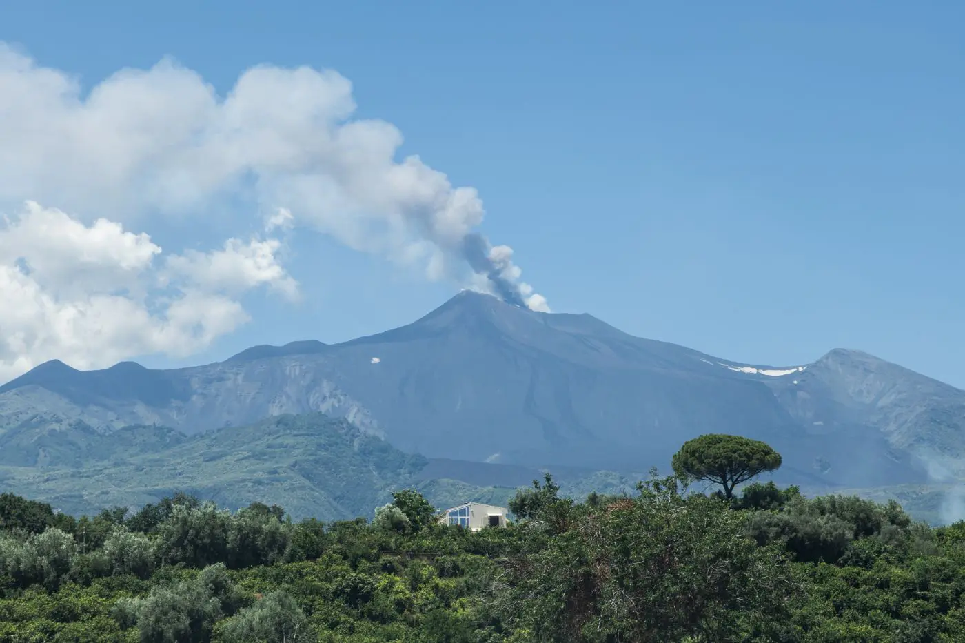 Emissione cenere Etna, atterraggi e decolli sospesi a Catania fino alle 6 di domani
