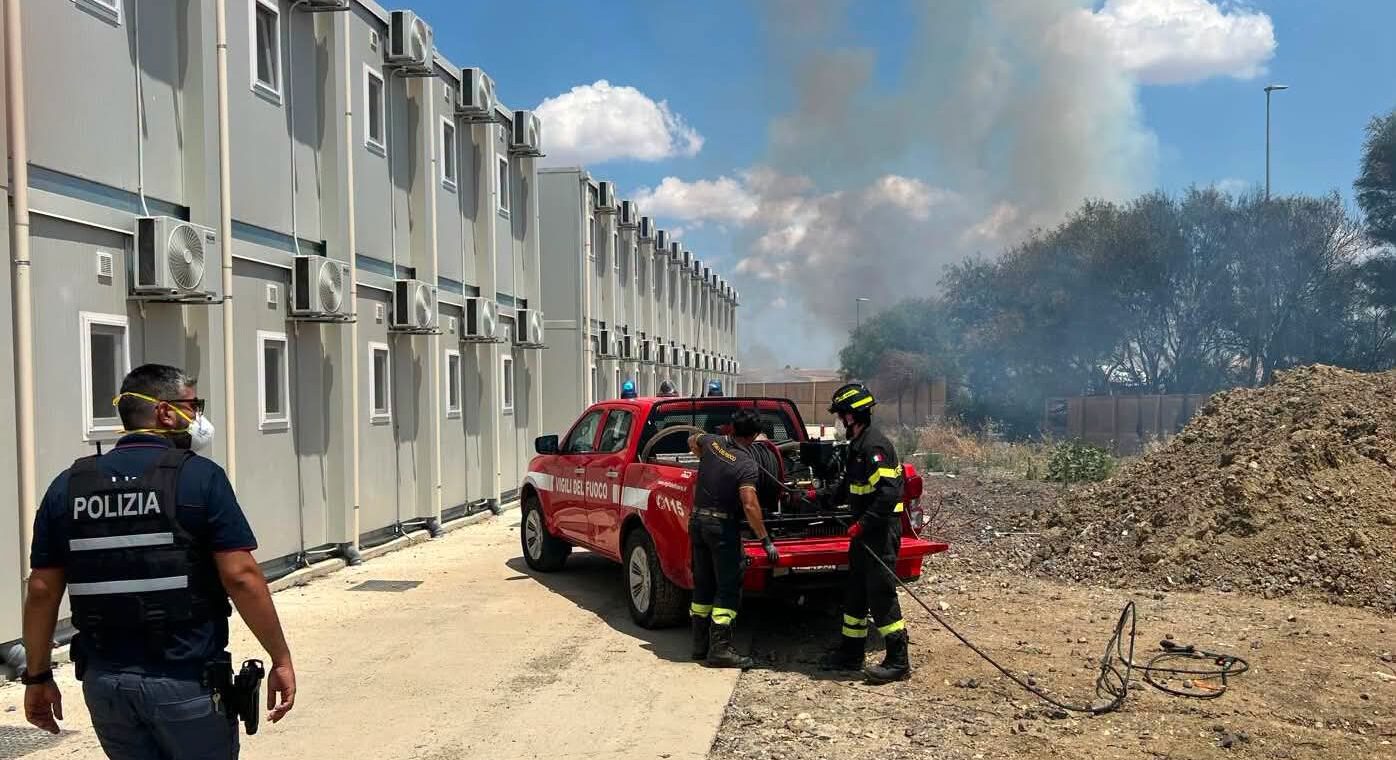 Vasto incendio ad Agira, evacuata la base logistica “Webuild”: intervento di Polizia, VVF e Forestale