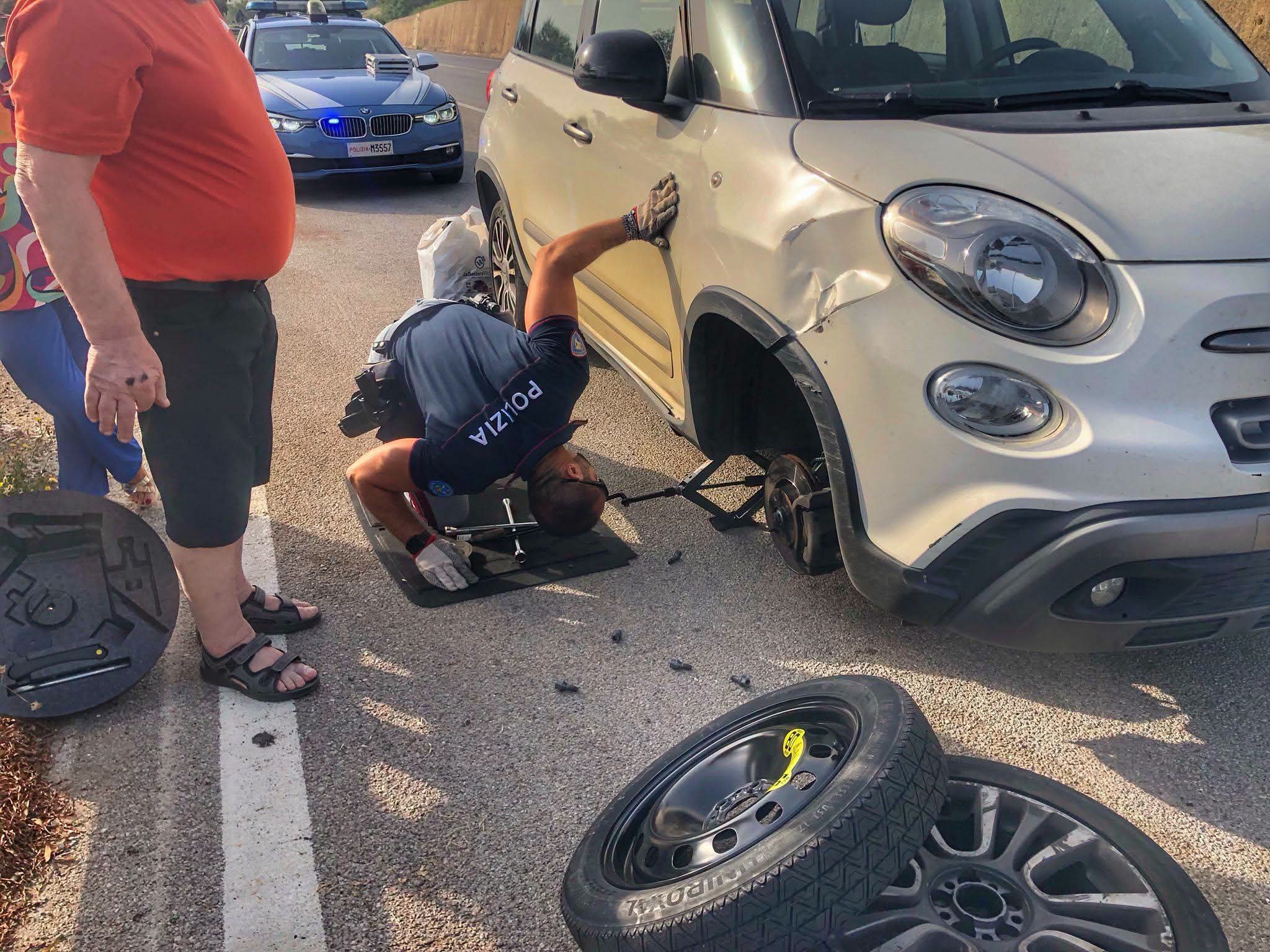 Una gomma bucata e il volto migliore dello Stato: la Polizia Stradale di Caltanissetta soccorre due anziani sulla SS640