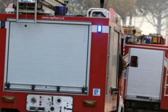 Fiamme tra Campomarino e Termoli minacciano le case, stop circolazione treni su linea Pescara-Bari