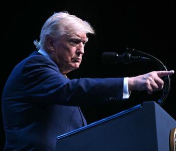 Hormuz, Trump: “Niente pedaggio 20%, faremo accordi commerciali con Paesi del Golfo”