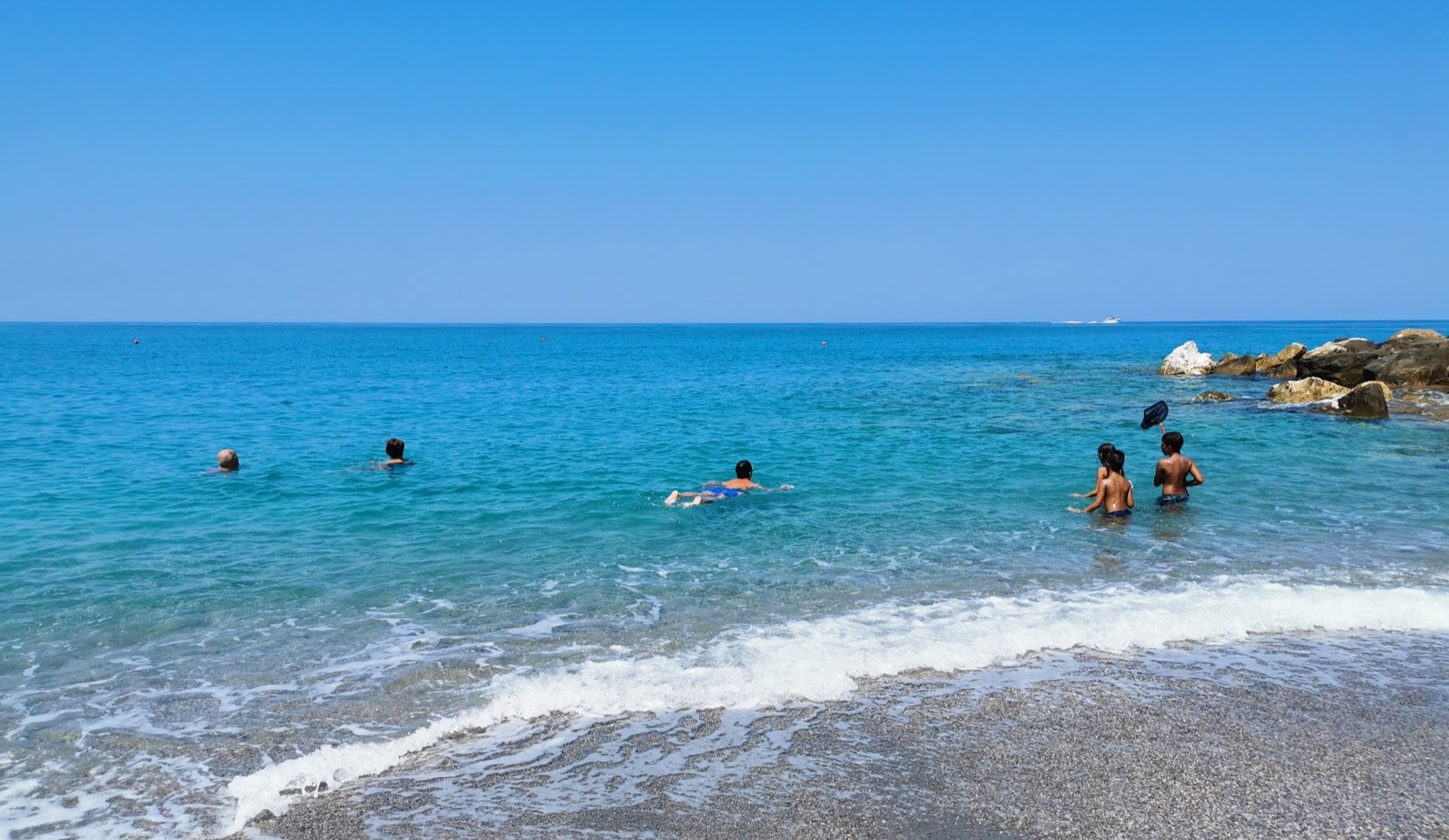 Bambino rischia di annegare, ma viene salvato grazie alla prontezza di un militare dell’Esercito in vacanza