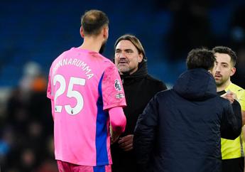 Il portiere finge infortunio? La squadra resta in 10 per 1 minuto, la nuova regola inglese