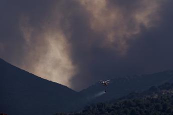 Incendi in Francia e Spagna, corsa contro il tempo per domare fiamme prima di nuova ondata di caldo