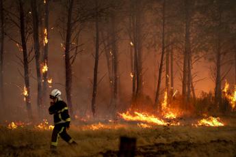 Incendi “mostruosi” in Francia e Spagna, oltre 325mila evacuati. In arrivo ondata di caldo ancora più intensa