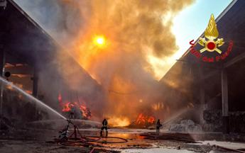 Incendio all’isola ecologica di Novate Milanese, un ferito