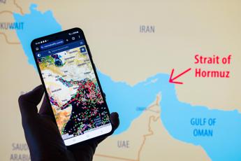 Iran, Centcom: “Intercettati missili contro forze Usa in Medio Oriente”. Teheran: “Colpite e fermate tre petroliere a Hormuz” – Diretta