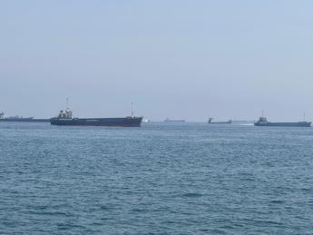 Iran chiude stretto Hormuz “fino a nuovo ordine”. Raid Usa: “Colpiti 140 obiettivi”. Sotto attacco Emirati Arabi Uniti, Bahrein e Qatar