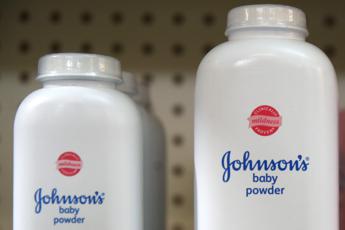 Johnson & Johnson offre 5,5 miliardi di dollari per risolvere le cause sul talco