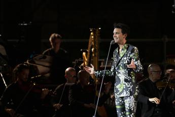 Mika incanta Spoleto, standing ovation in Piazza Duomo al Festival dei Due Mondi