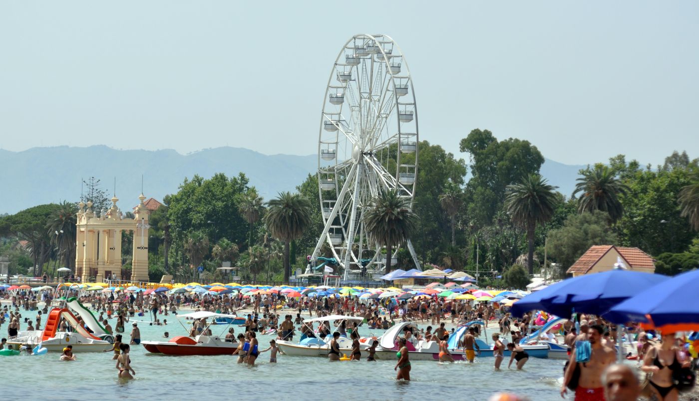 Molesta una ragazza in mare a Mondello, denunciato uomo di 29 anni