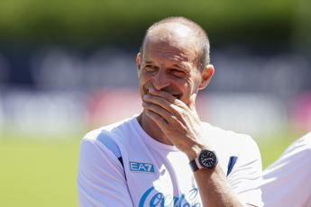 Napoli, “chi non salta juventino è”. E Allegri non salta