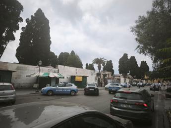 Napoli, spara e ferisce l’ex moglie al cimitero: 71enne arrestato