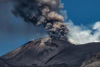 Nube di cenere sull’Etna, all’aeroporto di Catania sospese le attività di volo