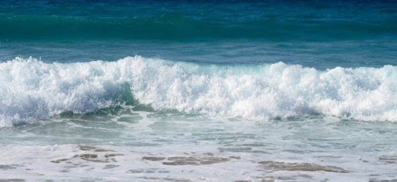 Travolta dalle onde, ragazza di 16 anni è stata salvata da assistente bagnante che ha evitato una tragedia