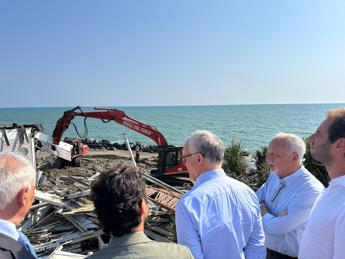 Ostia, via alla demolizione dello stabilimento dei vip. Gualtieri: “Il mare di Roma cambia volto”