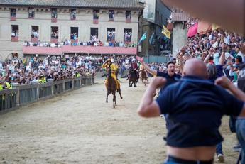 Palio di Siena, l’Aquila trionfa dopo 34 anni con Tittia e Diodoro