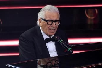 Peppino di Capri, il lungo applauso all’inizio dei funerali: tra i presenti anche De Laurentiis