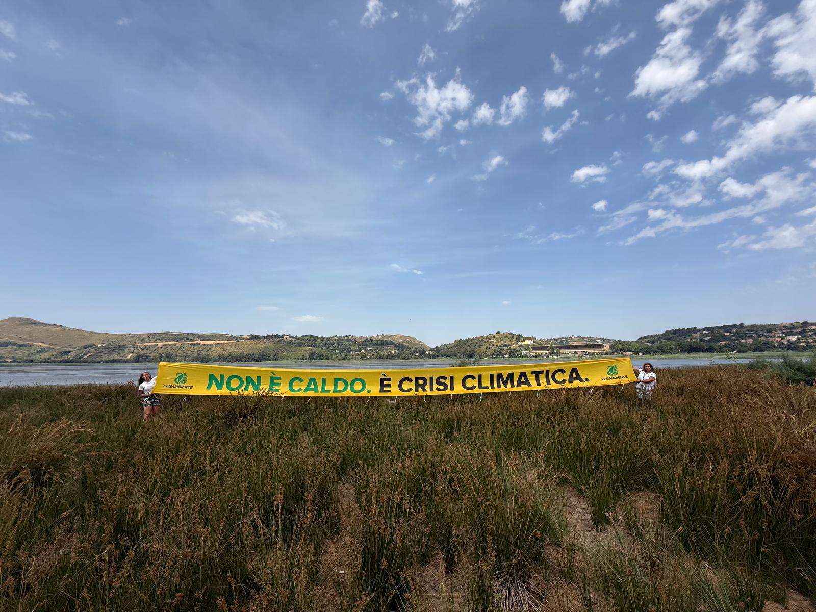 Goletta dei Laghi in Sicilia. Promosse le acque dei laghi Piana degli Albanesi, Soprano, Pergusa e diga San Giovanni. Minaccia siccità su Pergusa: Legambiente ha srotolato lo striscione “Non è caldo, è crisi climatica”