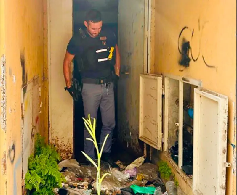 Armi, munizioni e mezzi rubati scoperti in un sottoscala dello Zen di Palermo