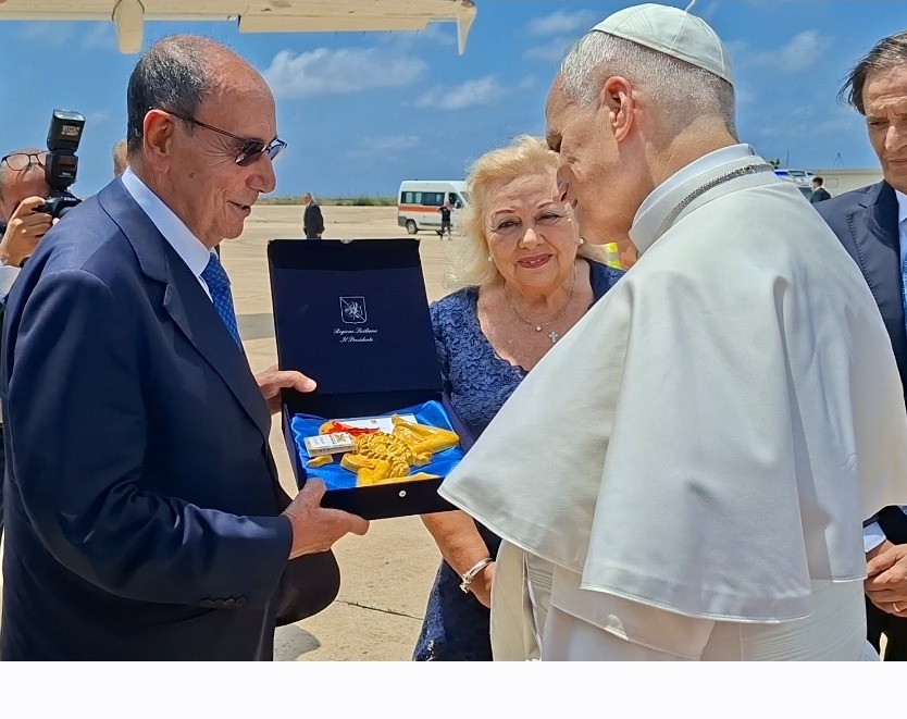 Papa Leone a Lampedusa, Schifani ringrazia la Protezione civile e dona una triscele al Santo Padre: «Orgoglioso del senso di responsabilità di tutti»