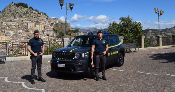 Si fingono operatori bancari per svuotare i conti correnti, sequestrati dalla GdF di Enna 17mila euro
