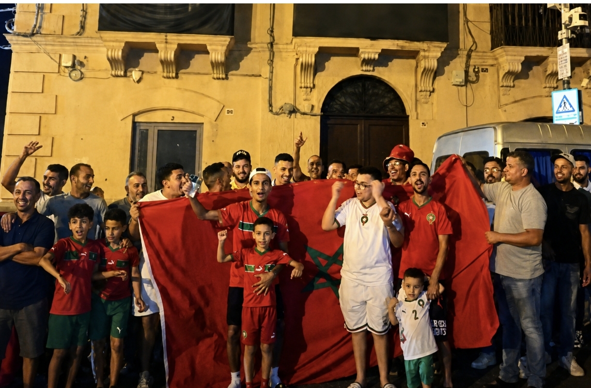 La comunità marocchina in festa nel centro storico di Caltanissetta: il Marocco vola ai Mondiali, l’Italia resta a guardare