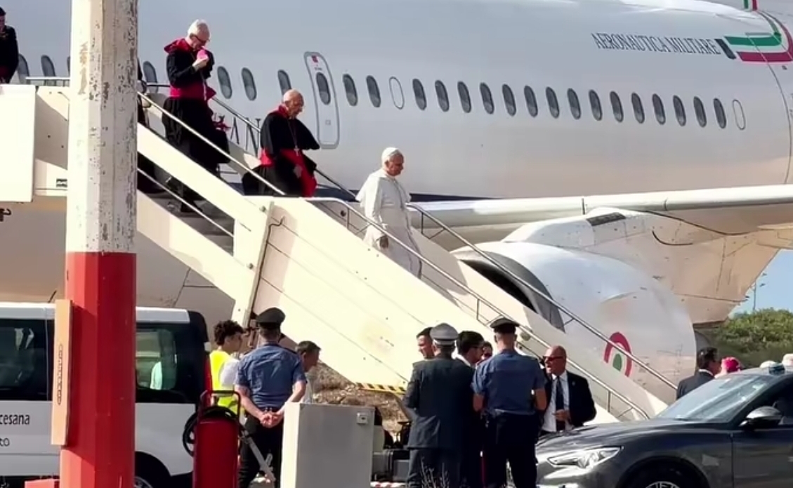 Papa Leone XIV arrivato a Lampedusa, visita al cimitero per un omaggio floreale sulle tombe di alcuni migranti