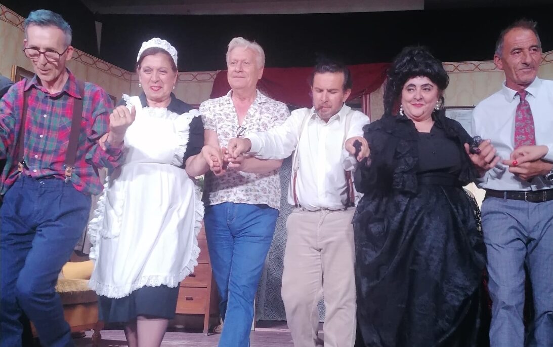 San Cataldo, la compagnia teatrale “Sipario Blu” in scena alla Società Cesare Battisti tra risate e applausi