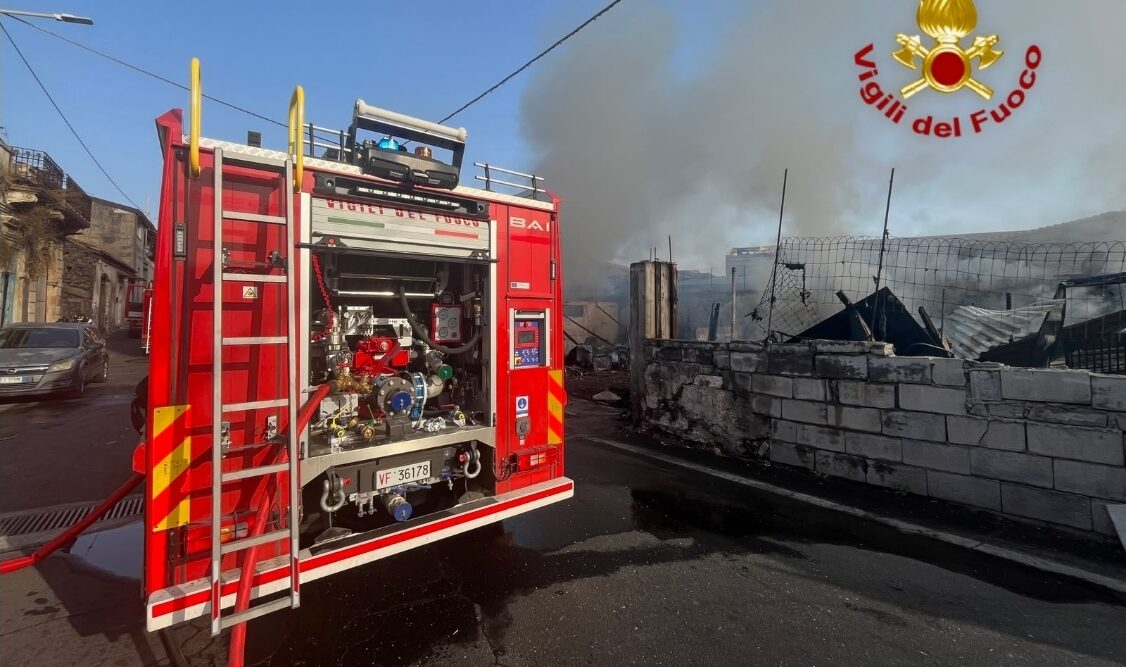 In fiamme baracche e automezzi vicino al Faro Biscari a Catania, l’intervento dei Vigili del Fuoco