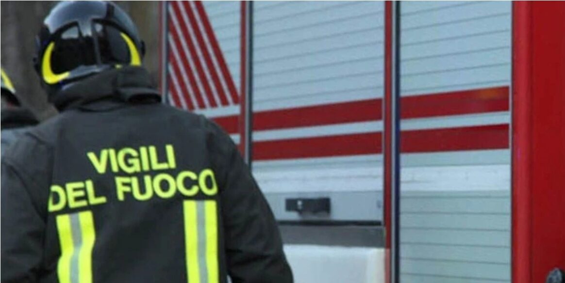 Incendio in un’abitazione a Palermo, evacuata palazzina: una donna in ospedale