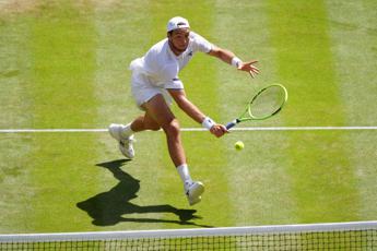 Sinner-Struff, al tedesco ‘cade’ la pallina e il punto è da ripetere: cos’è successo a Wimbledon