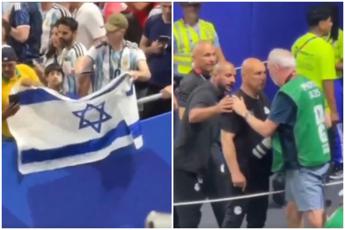 Tifoso sventola bandiera Israele, ct Egitto sputa e se la prende con un fotografo