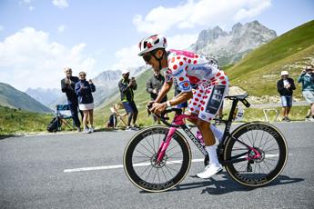 Tour de France, Carapaz vince 20a tappa e Pogacar blinda la vittoria finale