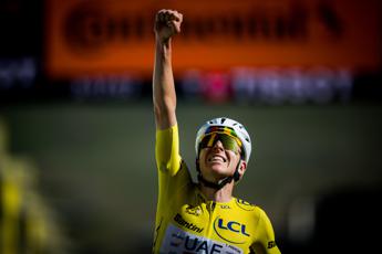 Tour de France, quinto trionfo di Pogacar. Ultima tappa a Van der Poel