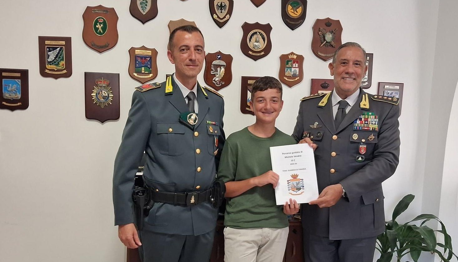 Caltanissetta. Le congratulazioni del colonnello Stefano Gesuelli ad uno studente per aver presentato un elaborato sulla Guardia di Finanza agli esami di Stato