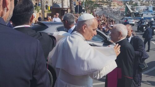 Papa Leone XIV a Lampedusa prega sulla tomba dei migranti: “Vittime di decisioni mancate, l’Europa è chiamata a una grande responsabilità” / Video