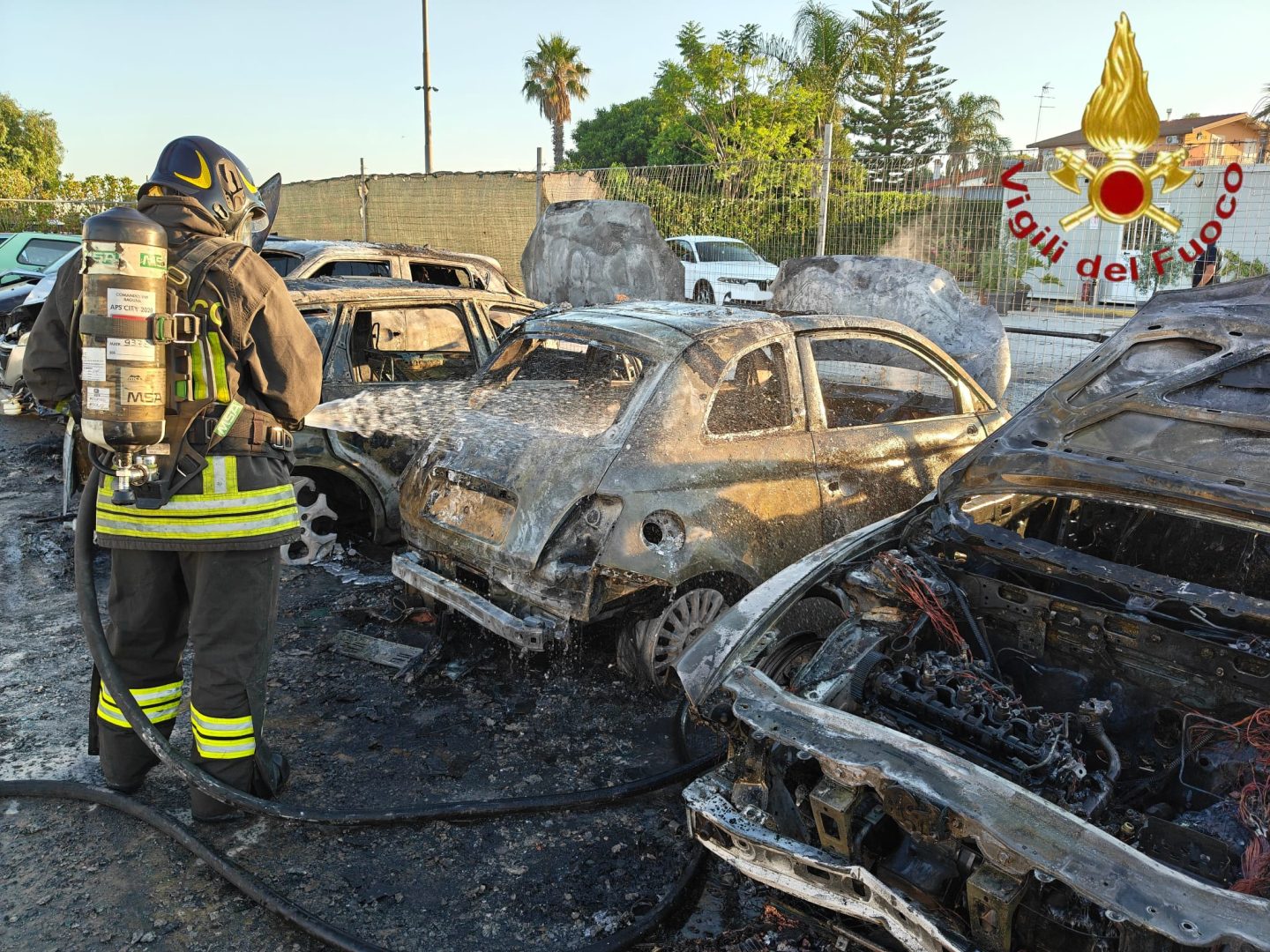 Fiamme in un deposito auto nel Ragusano, a Vittoria 5 auto distrutte