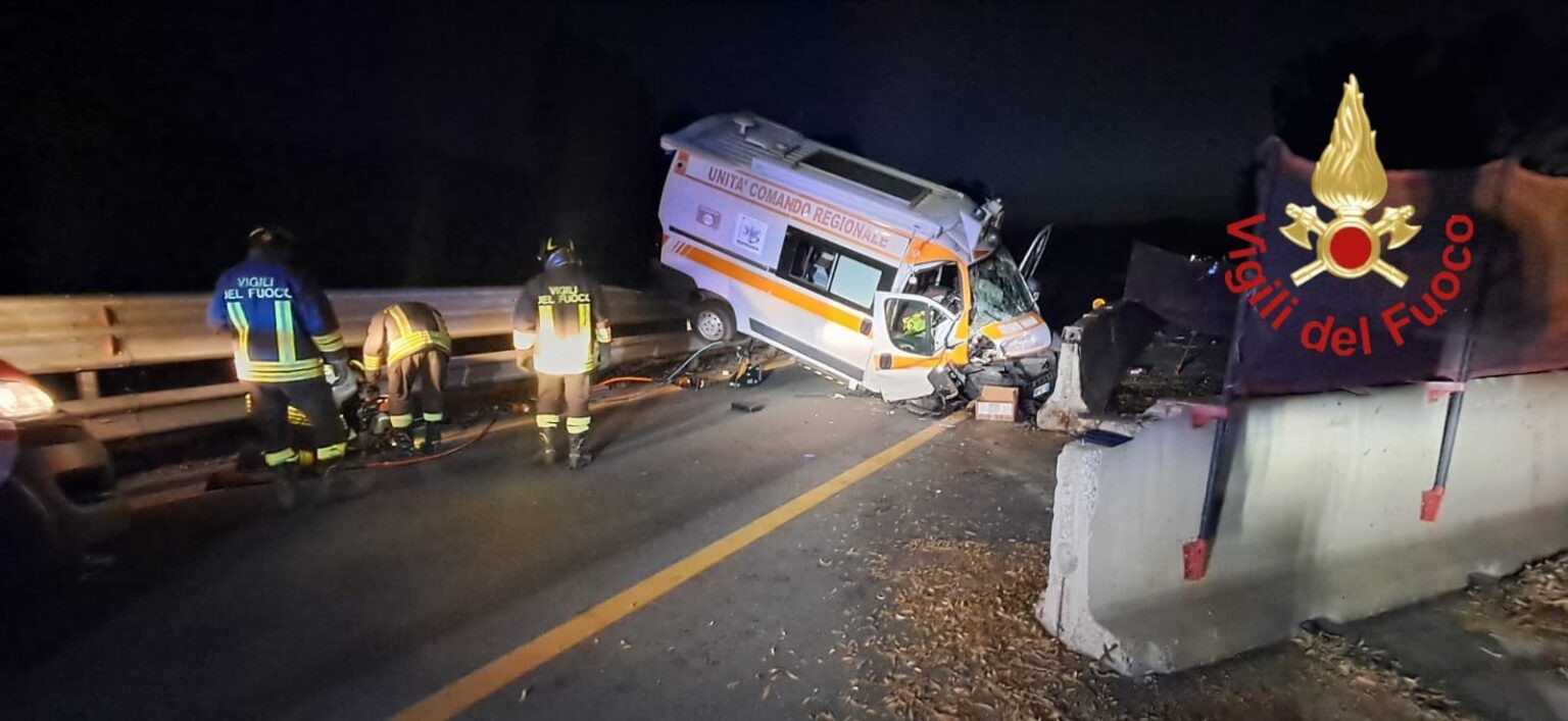 Sulla A19 incidente stradale nella notte: ambulanza finisce fuori strada, due i feriti
