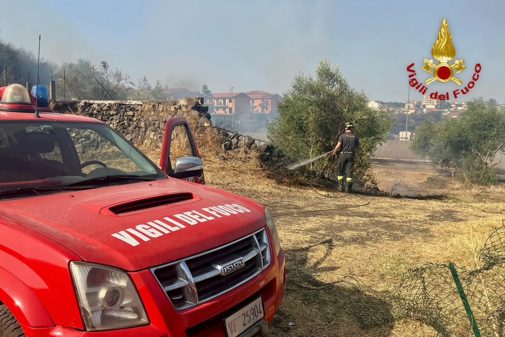 Decine di incendi di sterpaglie e di vegetazione nella provincia di Catania