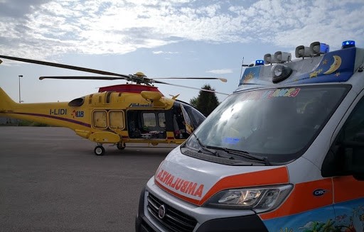 Scontro frontale tra due auto: il bilancio è di un morto e un ferito