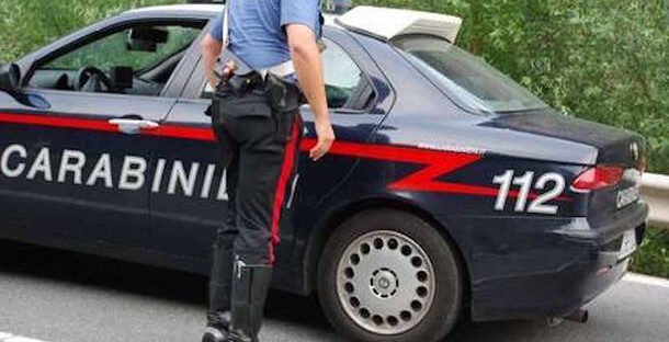 Bimbo di 3 anni vaga da solo in strada nel Catanese, denunciata la madre