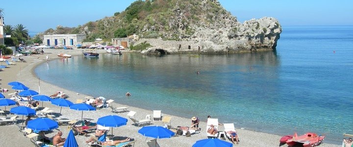 Malore improvviso: turista di 84 anni annega in mare durante un bagno