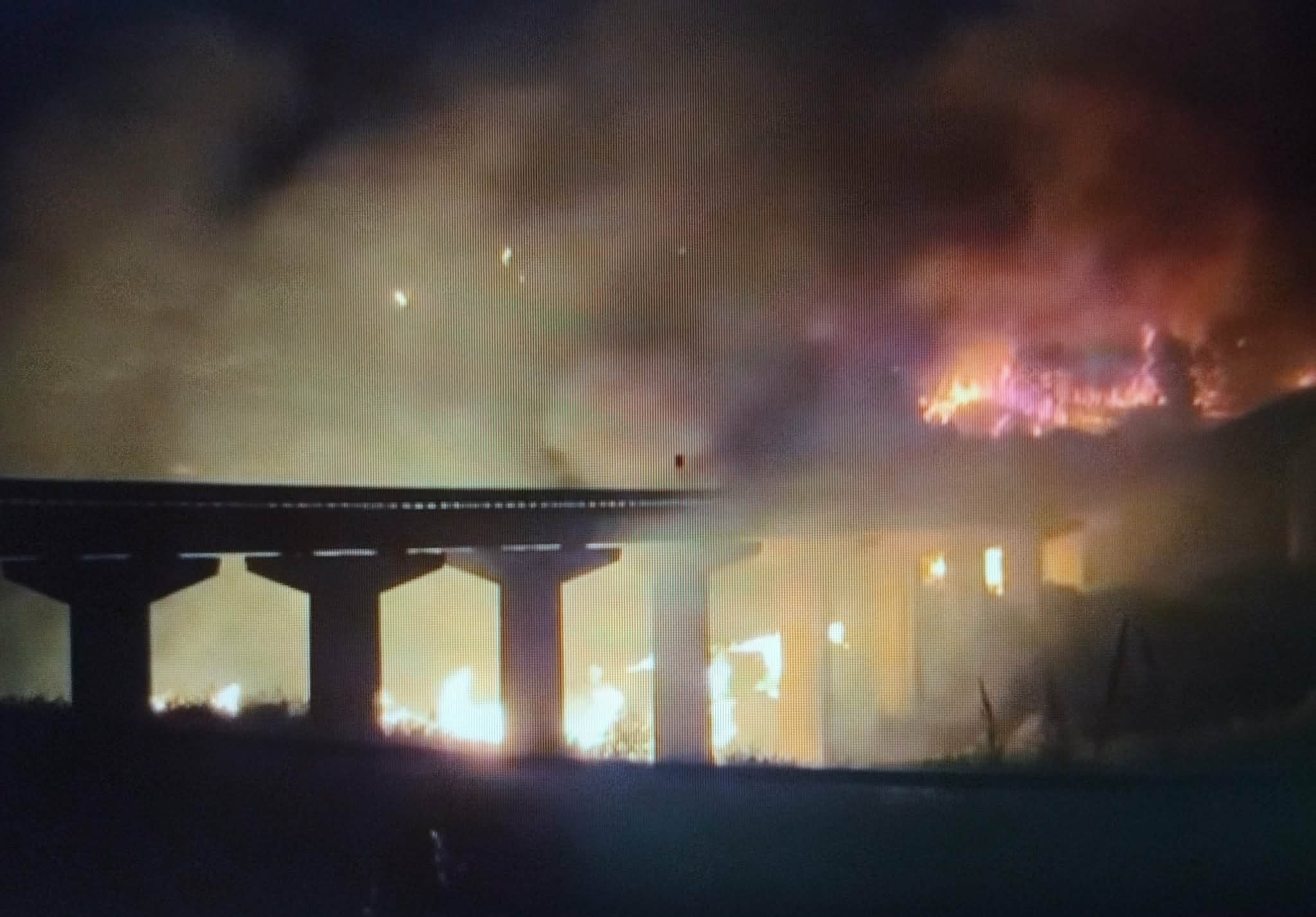A Butera è ancora emergenza incendi: le fiamme hanno raggiunto l’area di un ponte di collegamento con Gela