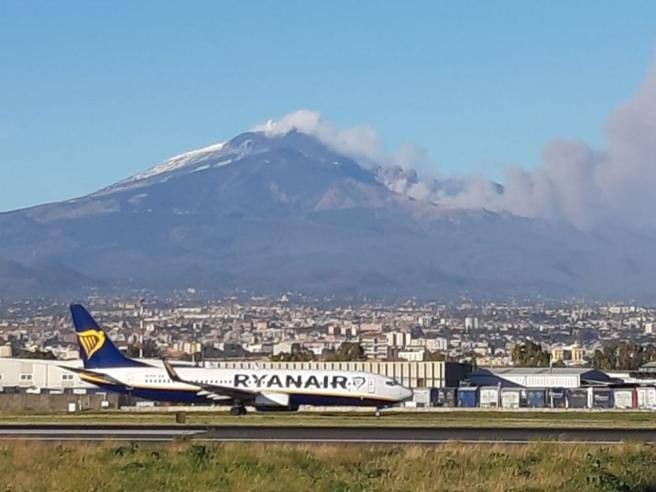 All’aeroporto di Catania interrotte tutte le attività di volo serali e notturne per i voli in arrivo fino alle 5 di domani 6 luglio