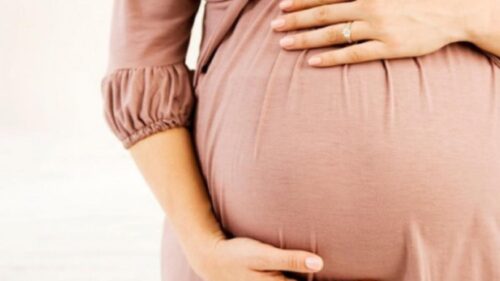 Diventa mamma a 57 anni grazie alla procreazione medicalmente assistita