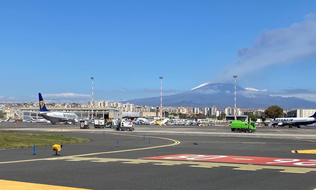 A seguito di attività vulcanica dell’Etna, disposta la chiusura del settore B2 dell’aeroporto di Catania e la riduzione a 5 voli l’ora