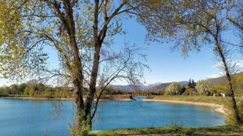 Quindicenne si tuffa e muore dopo essere stato inghiottito dalle acque del lago: salva la sorella maggiore