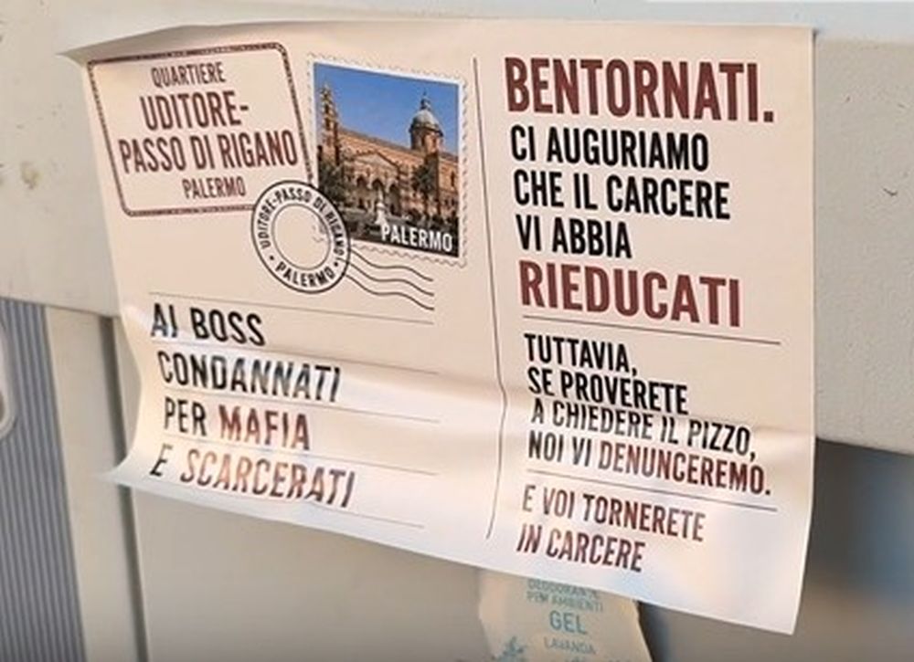 “Se lavori per un mafioso, il tuo stipendio si chiama carcere”, cartoline contro la mafia affisse nel quartiere Zen a Palermo