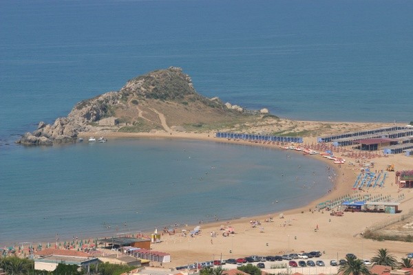 Poliziotto in spiaggia salva 50enne che s’era sentita male mentre stava facendo il bagno in acqua
